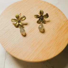 Petal : Flower Stud Post Earring with Labradorite Petal : Flower Stud Post Earring with Labradorite